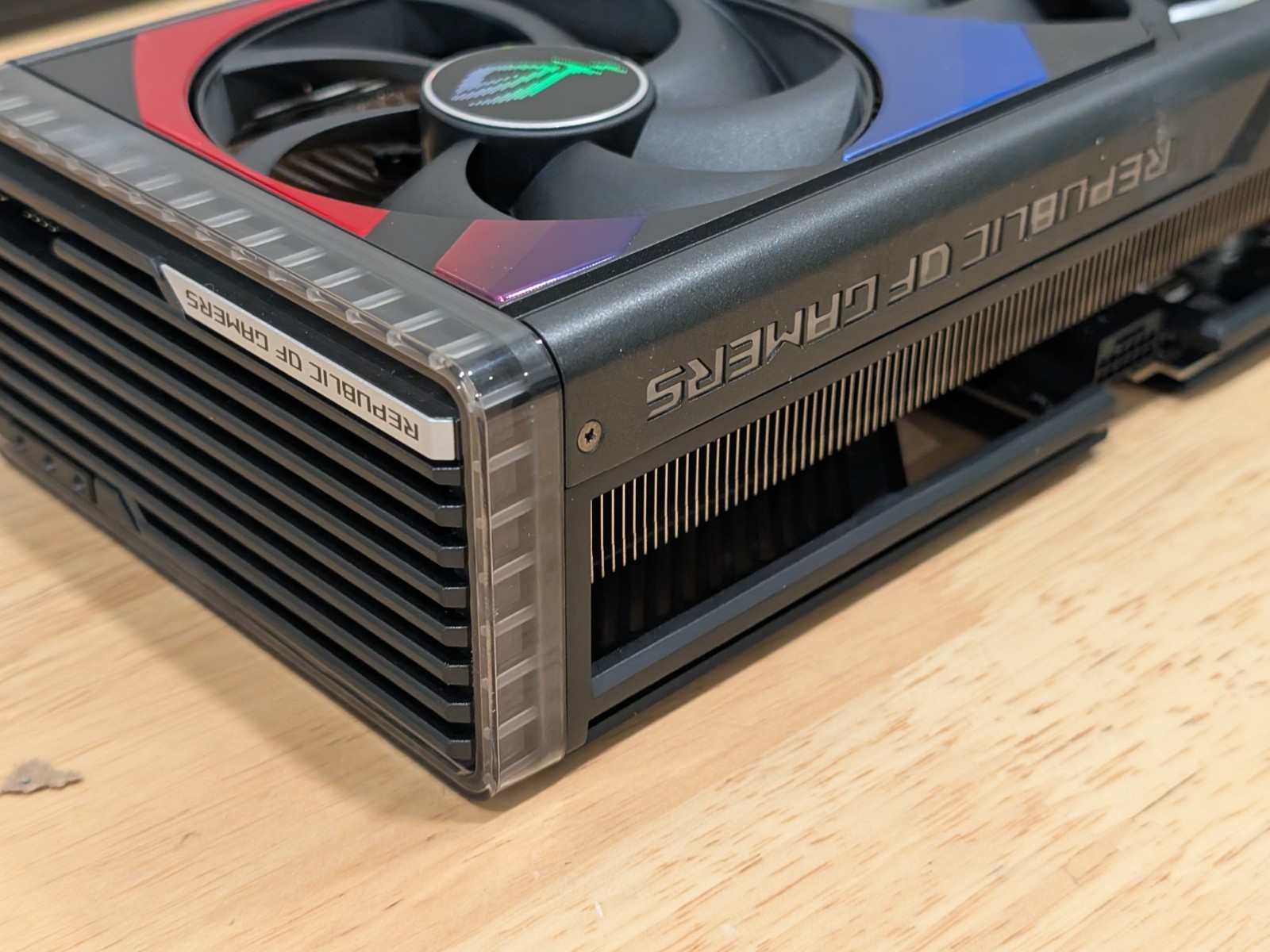 عرض BH: بطاقة الرسومات ASUS RO - مراجعة Rtx 4090 24Gb Gddr6X وسعره